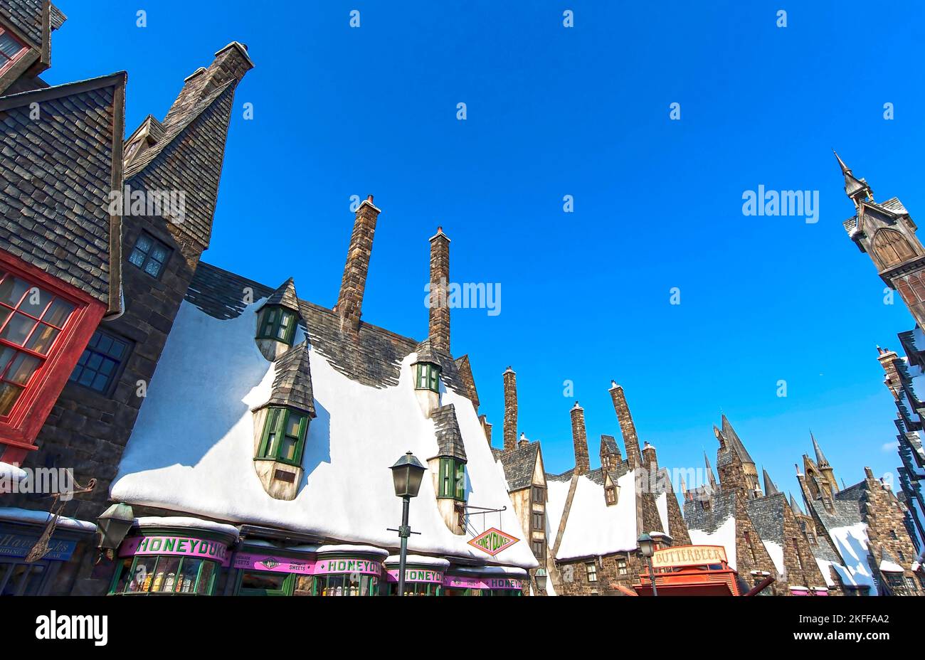 OSAKA - JAN 10: Dächer von schneebedeckten Häusern im Dorf Hogsmeade von Harry Potter Themenattraktionen im Themenpark Universal Studios Adventure in O Stockfoto