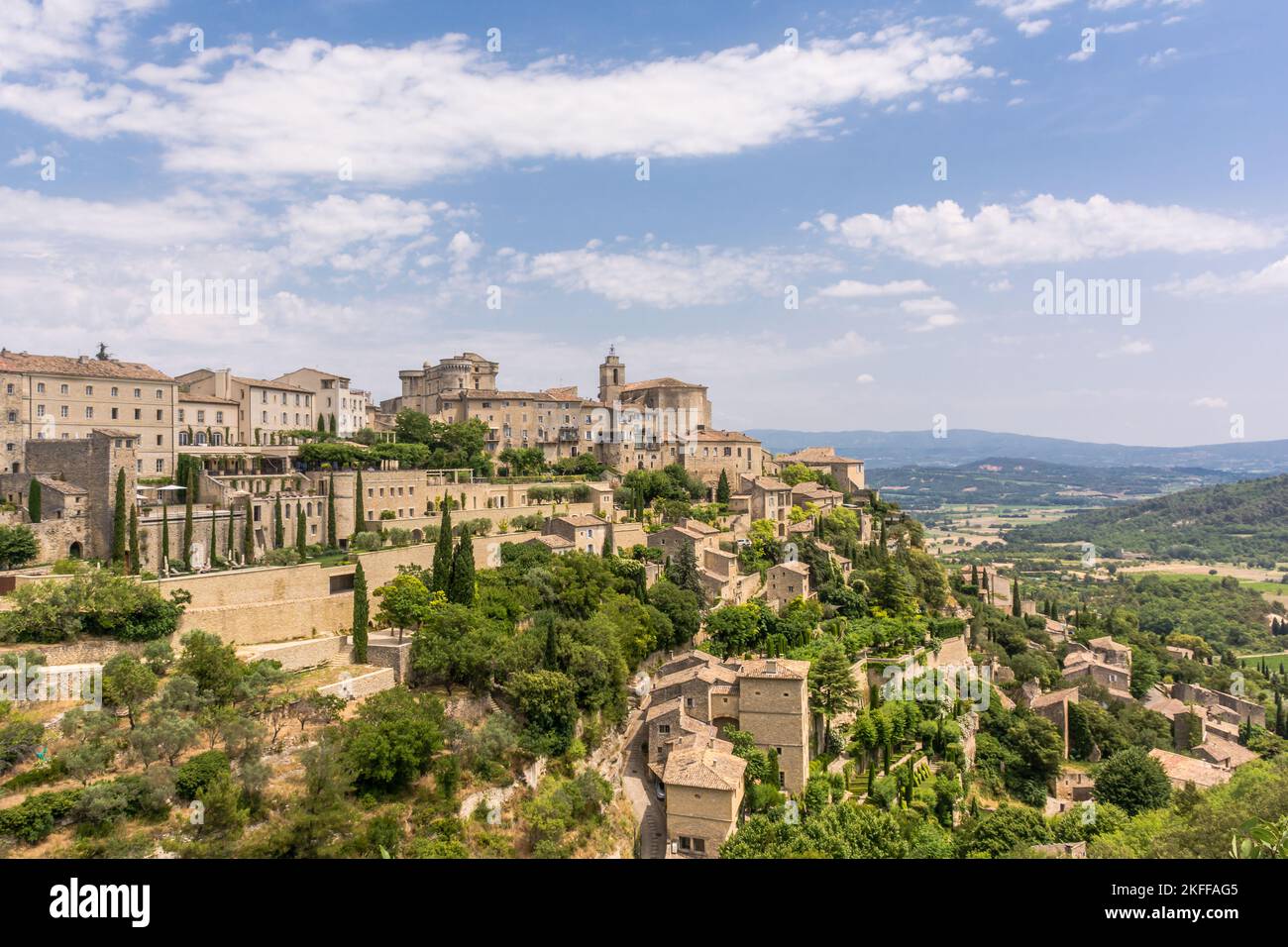 Panoramablick auf das Dorf Gordes in der Provence, Südfrankreich gegen dramatischen Himmel Stockfoto