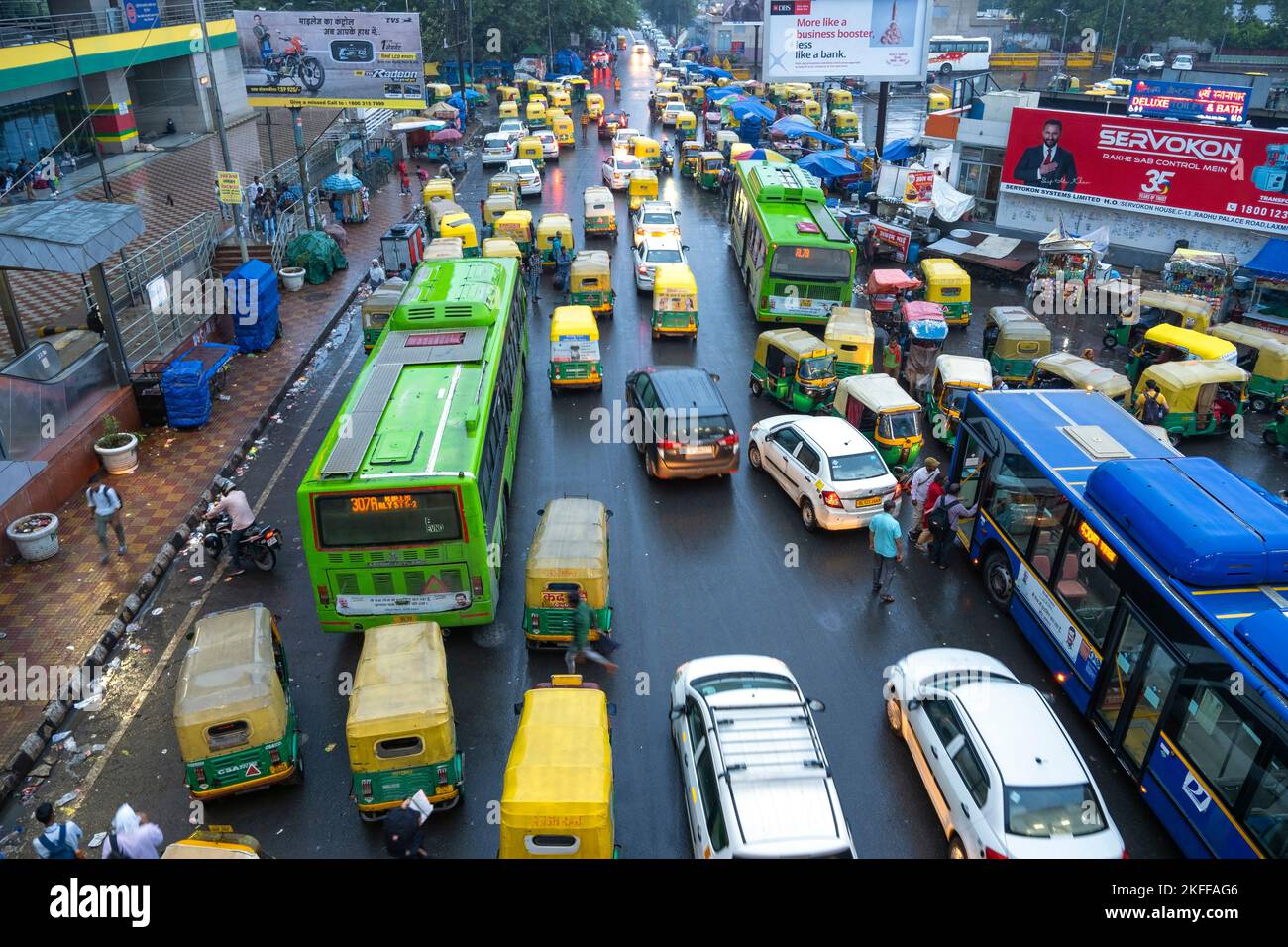 NEU-DELHI - SEPTEMBER 16: Straßenleben, Stau mit Autos, öffentliche Verkehrsmittel, Auto-Rikschas auf einer Straße in der Nähe des Bahnhofs von Neu-Delhi am Septemb Stockfoto