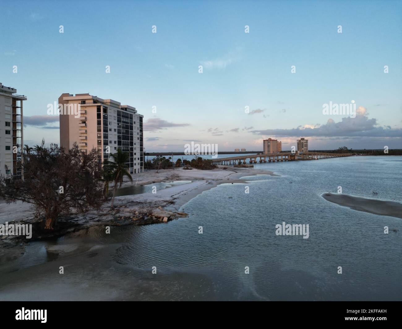 Eine Drohnenansicht einer Brücke in der Nähe des Fort Myers Beach in den USA Stockfoto