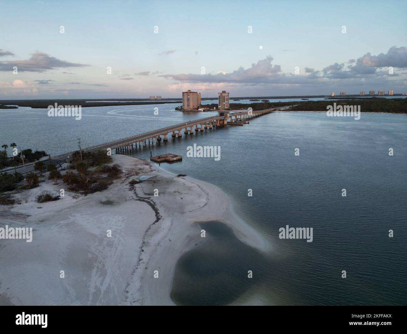 Eine Drohnenansicht einer Brücke in der Nähe des Fort Myers Beach in den USA Stockfoto