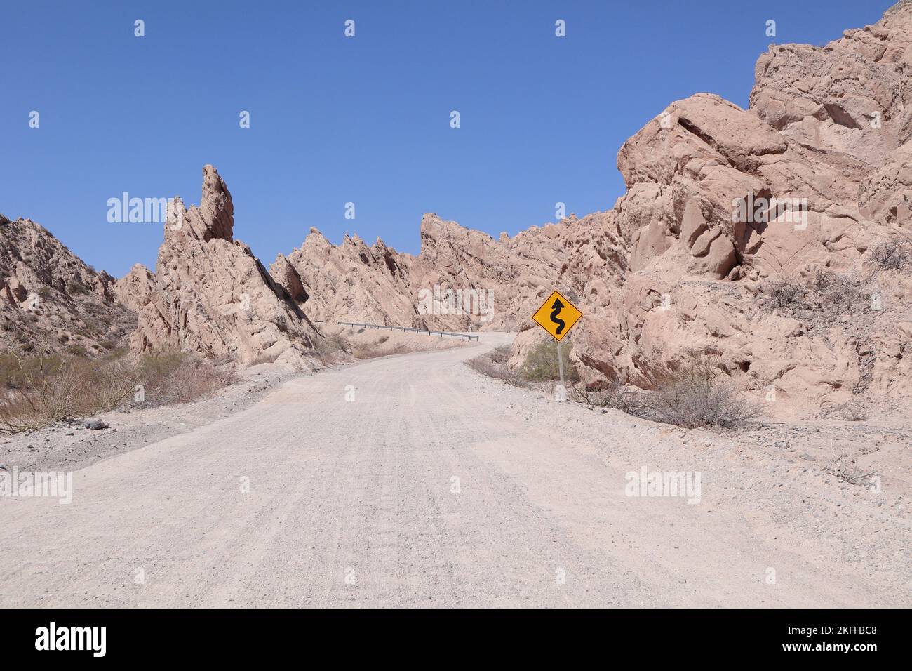 Berühmte und mythische Route 40 in Argentinien in einem der gefährlichsten Abschnitte, von Cachi bis Cafayate. Stockfoto