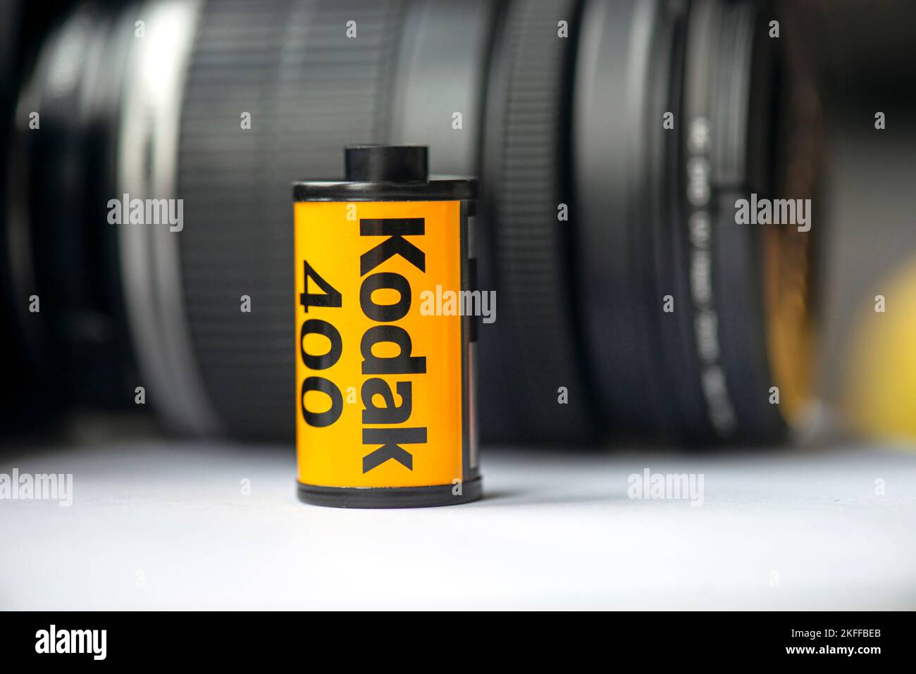 BERLIN - NOV 10: Nahaufnahme der Kodak 35mm Filmkassette 400 ISO und Kamera auf einem Tisch in Berlin am 10. November. 2022 in Deutschland Stockfoto
