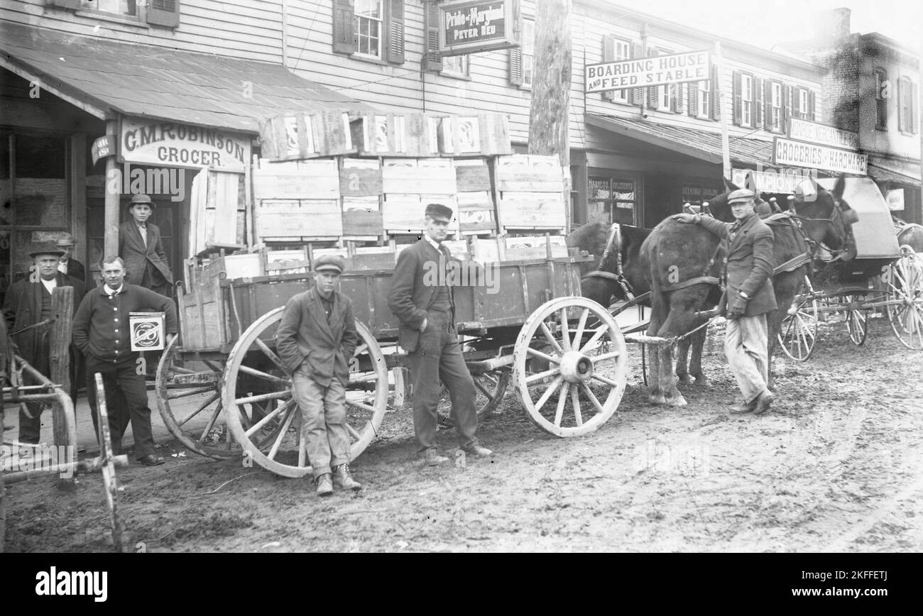 Lebensmittellieferung an C. M. Robinson Groceries and Hardware, Pike Street, Monroe, Ohio, USA Stockfoto