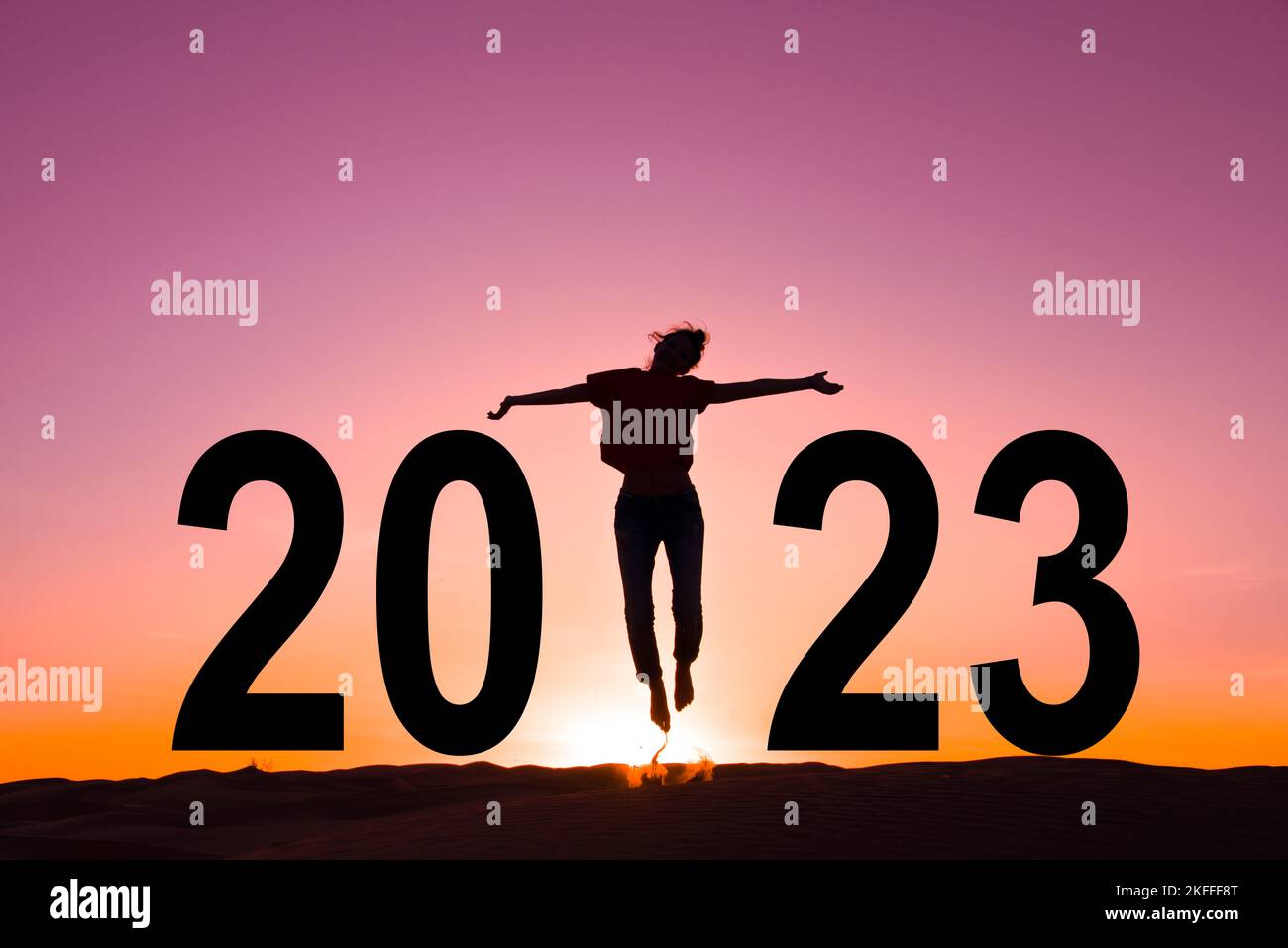 2023, Silhouette einer Frau, die im Sonnenaufgang springt, Grußkarte für Frauen zum neuen Jahr Stockfoto
