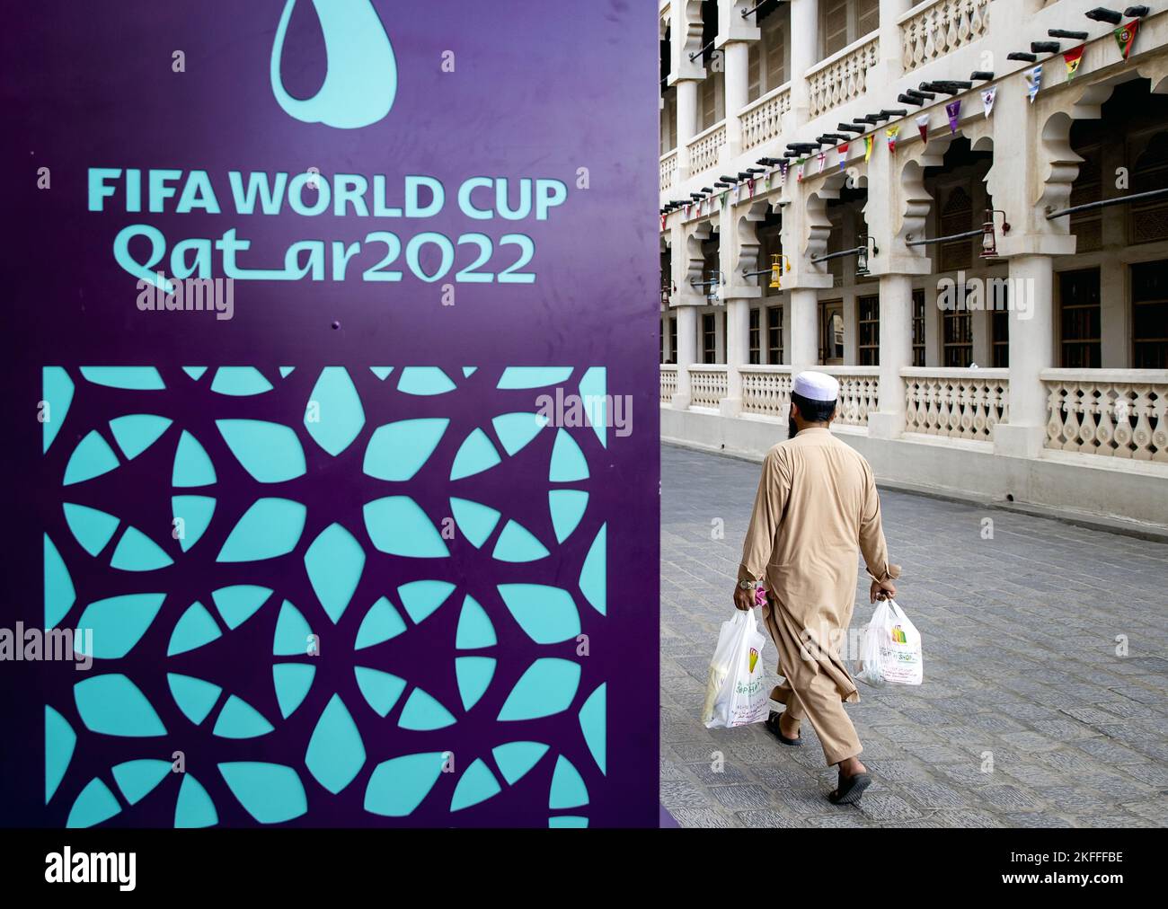 DOHA - Katar, 18/11/2022, DOHA - das Logo der FIFA-Weltmeisterschaft im Souq Waqif im Zentrum von Doha. Katar wartet auf die FIFA-Weltmeisterschaft. ANP KOEN VAN WEEL niederlande Out - belgien Out Stockfoto