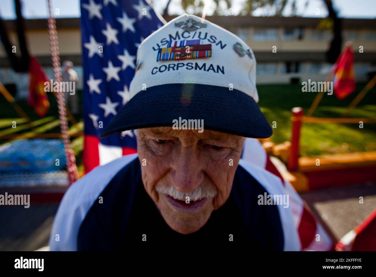In den USA im Ruhestand Bob Bobst, Auszubildender im Navy Hospital der Klasse 1., besucht das 72.-jährige Jubiläum des Bataillons von 3., des Marine Regiments von 1., wo er als Cor diente Stockfoto