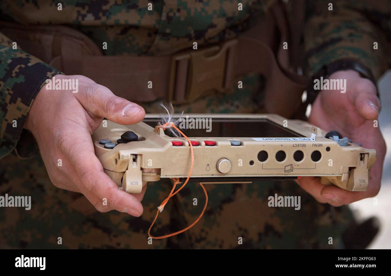 PFC. Marcus Beedle, 1. Bataillon, 5. Marine Regiment, betreibt das Legged Squad Support System (LS3) in Fort Devens, Mass., 5. November 2013. Der LS3 i Stockfoto