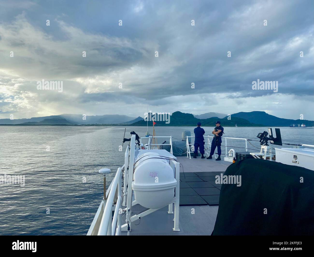 Die Besatzung des USCGC Oliver Henry (WPC 1140) kommt am 14. September 2022 in Pohnpei, Föderierte Staaten von Mikronesien, an. Nach Stationen in Australien und Papua-Neuguinea haben wir patrouilliert, um illegale maritime Aktivitäten abzuschrecken – zuletzt, um der illegalen, unregulierten und nicht gemeldeten Fischerei in den Hoheitsgewässern der Föderierten Staaten von Mikronesien entgegenzuwirken, um die Souveränität, Ressourcensicherheit und Rechtsstaatlichkeit des FSM zu gewährleisten. Stockfoto