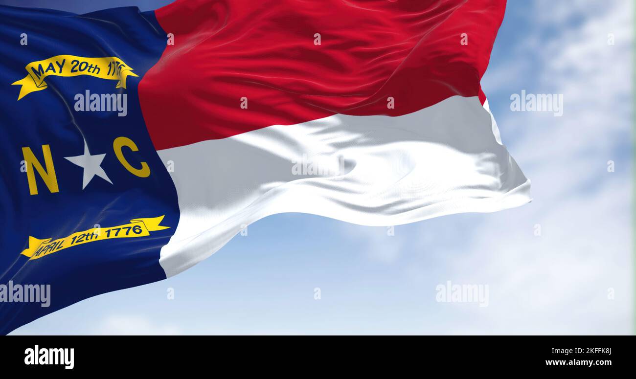 Nahaufnahme des Winkens der Flagge des Bundesstaates North Carolina. North Carolina ist ein Bundesstaat im Südosten der Vereinigten Staaten. Stoffstrukturierte Rückseite Stockfoto