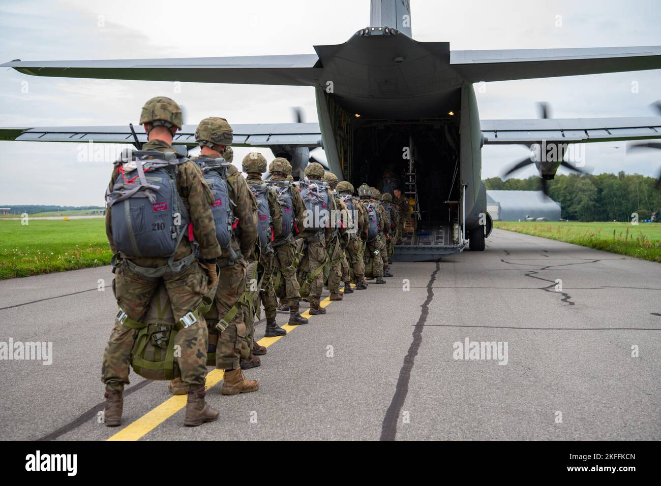 Polnische Landstreitkräfte besteigen ein C-130J Super Hercules-Flugzeug, das vor einem Luftabwurf im Rahmen der Flugfeldrotation 22-4 (ADR 22-4) auf dem Internationalen Flughafen Kraków, Polen, dem 14. September 2022, dem Luftwaffengeschwader 37., der Ramstein Air Base, Deutschland, zugewiesen wurde. Ziel von ADR 22-4 ist es, die Interoperabilität und die Luftlift-Fähigkeiten der alliierten Streitkräfte durch realistische gemeinsame Flugbetriebsszenarien zu verbessern. Stockfoto