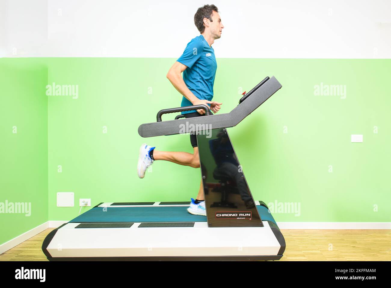 Männlicher Athlet trainiert auf dem Laufband in einem Fitnessstudio Stockfoto