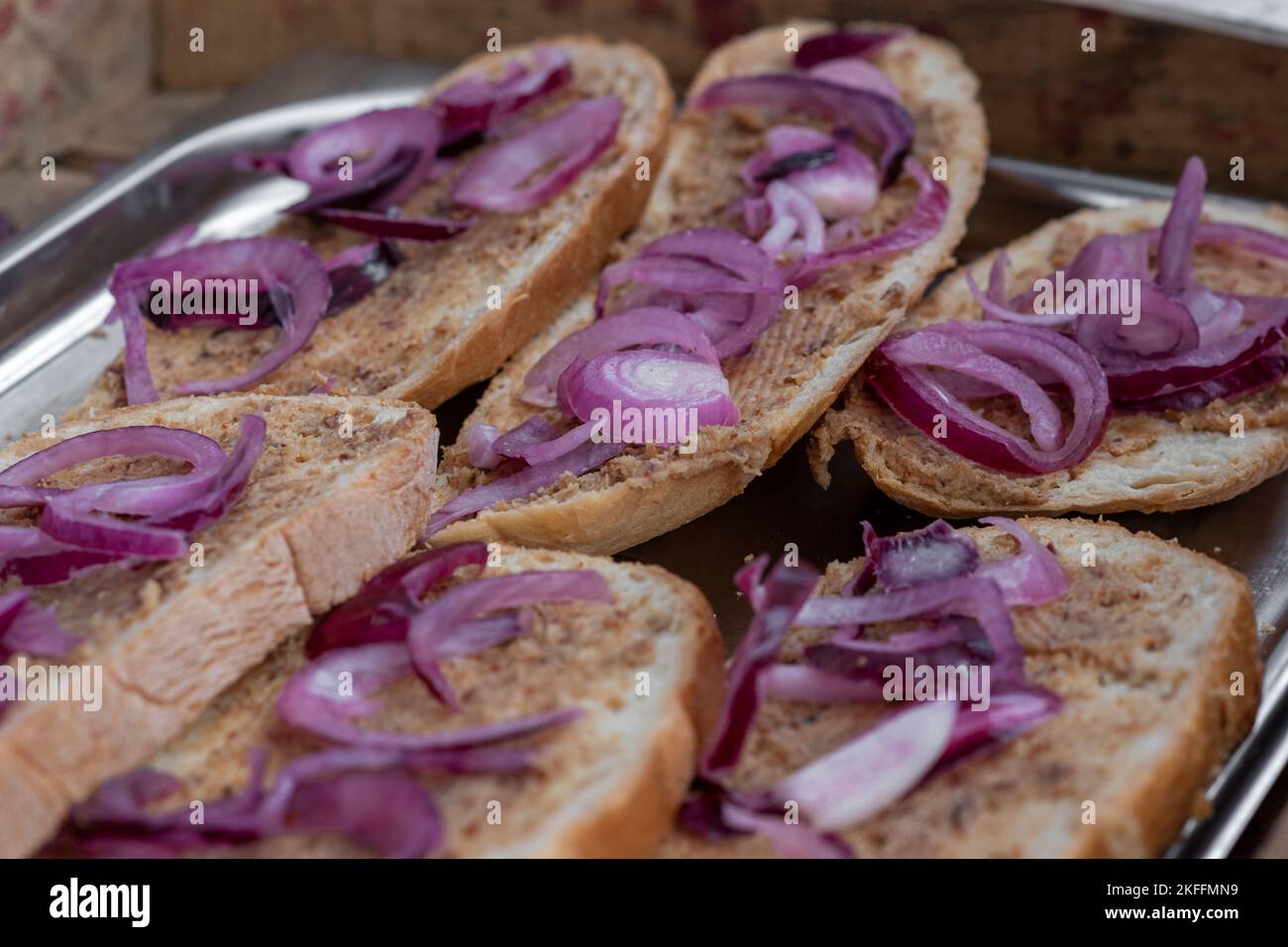 Traditionelles Brot und Tropfen mit lila Zwiebel auf der Oberseite, ungarische Küche und Gastronomie Stockfoto