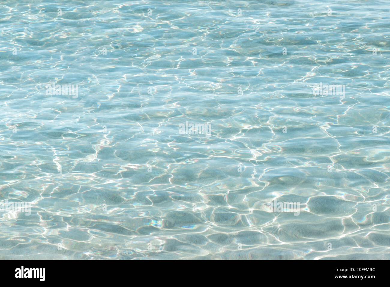 Sanfte Wellen von hellazurblauem Meerwasser, beruhigendes Hintergrundmuster Stockfoto