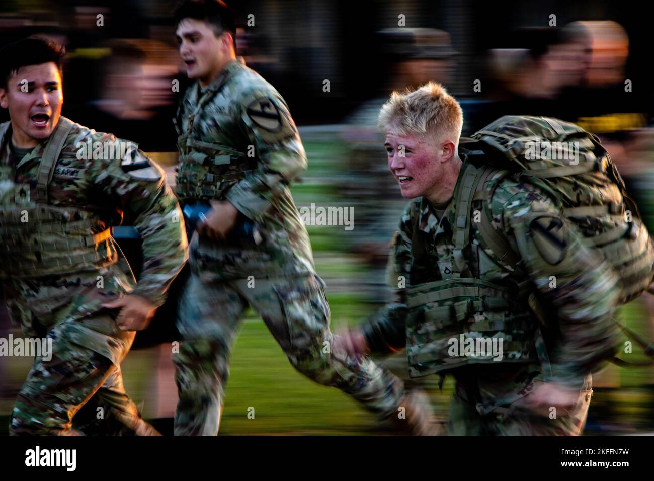 Die Troopers, die der 1. Cavalry Division zugewiesen wurden, laufen während eines Ruck march Staffelwettbewerbs auf Fort Hood, Texas, am 14. September 2022. Dieser Wettbewerb war Teil der Geburtstagsfeier der Kavallerieabteilung 1. 101.. Stockfoto