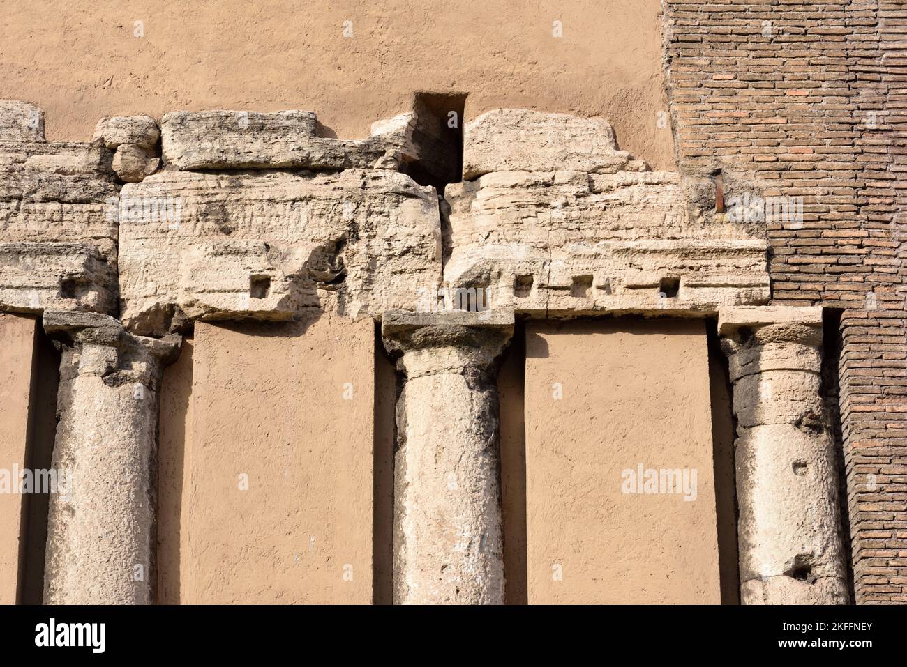 Italien, Rom, Kirche San Nicola in Carcere mit den römischen Säulen des Tempels Spes al Foro Olitorio Stockfoto