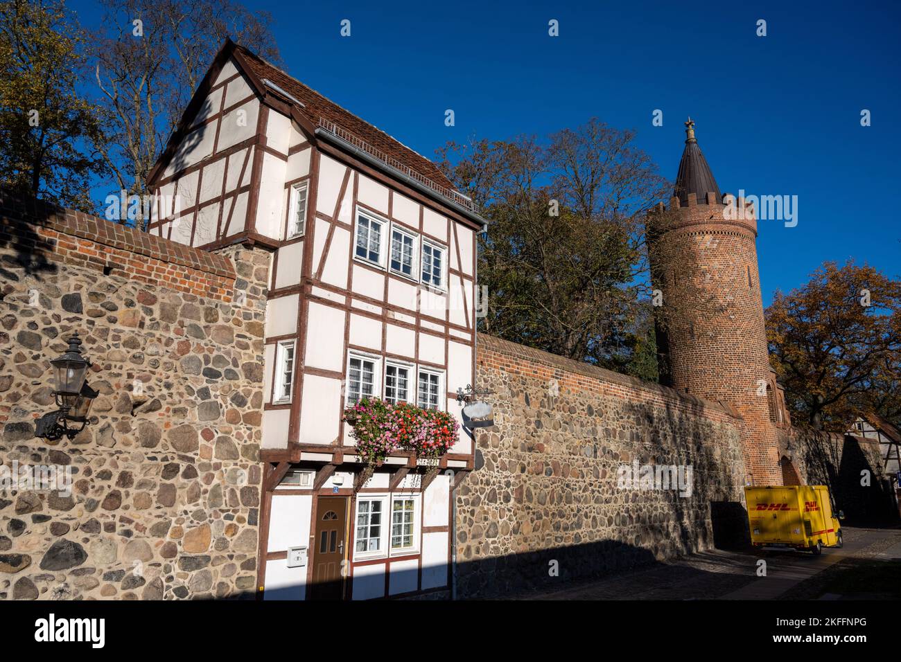 18. November 2022, Mecklenburg-Vorpommern, Neubrandenburg: Wie Schwalbennester "hängt" das historische Wiekhäuser an der 2,3 Kilometer langen mittelalterlichen Stadtmauer in Neubrandenburg. Ursprünglich in Abständen von 30 bis 50 Metern in die gut sieben Meter hohe Stadtmauer eingefügt, dienten die 56 dreistöckigen Gebäude einst der Verteidigung der Stadt gegen Eindringlinge. Die Angreifer wurden vom oberen Stockwerk aus bekämpft, während Waffen und Feuerbekämpfungswerkzeuge darunter gelagert wurden. Während des Zweiten Weltkriegs wurden die meisten Häuser zerstört. Mehr als 20 Wiekhäuser sind in der Stadtmauer und einem erhalten Stockfoto