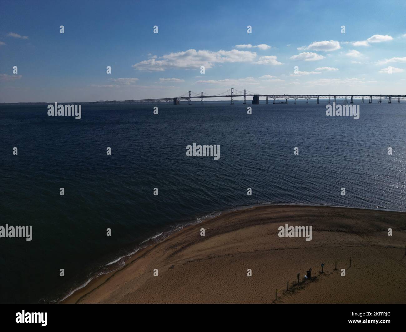 Die William Preston Lane Jr. Memorial Bay Bridge vom Sandy Point State Park aus gesehen Stockfoto