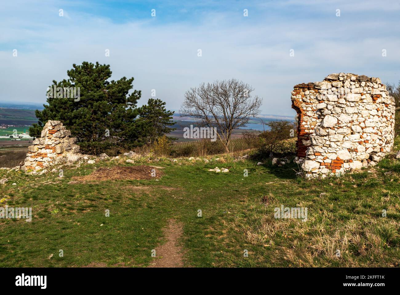 Ruinen von Kaple svateho Antonina oberhalb des Dorfes Perna in den Palava-Bergen in Tschechien während eines schönen Frühlingstages Stockfoto
