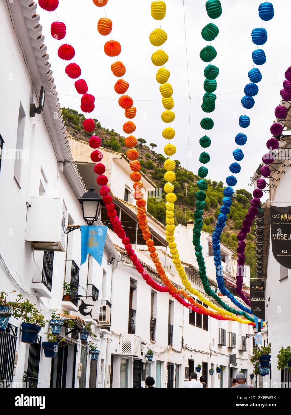 Die Straße in Mijas wurde für die September-Fiesta in den Bergen über der Costa Del Sol in Südspanien dekoriert Stockfoto Die Straße in Mijas wurde für die September-Fiesta in den Bergen über der Costa Del Sol in Südspanien dekoriert Stockfoto