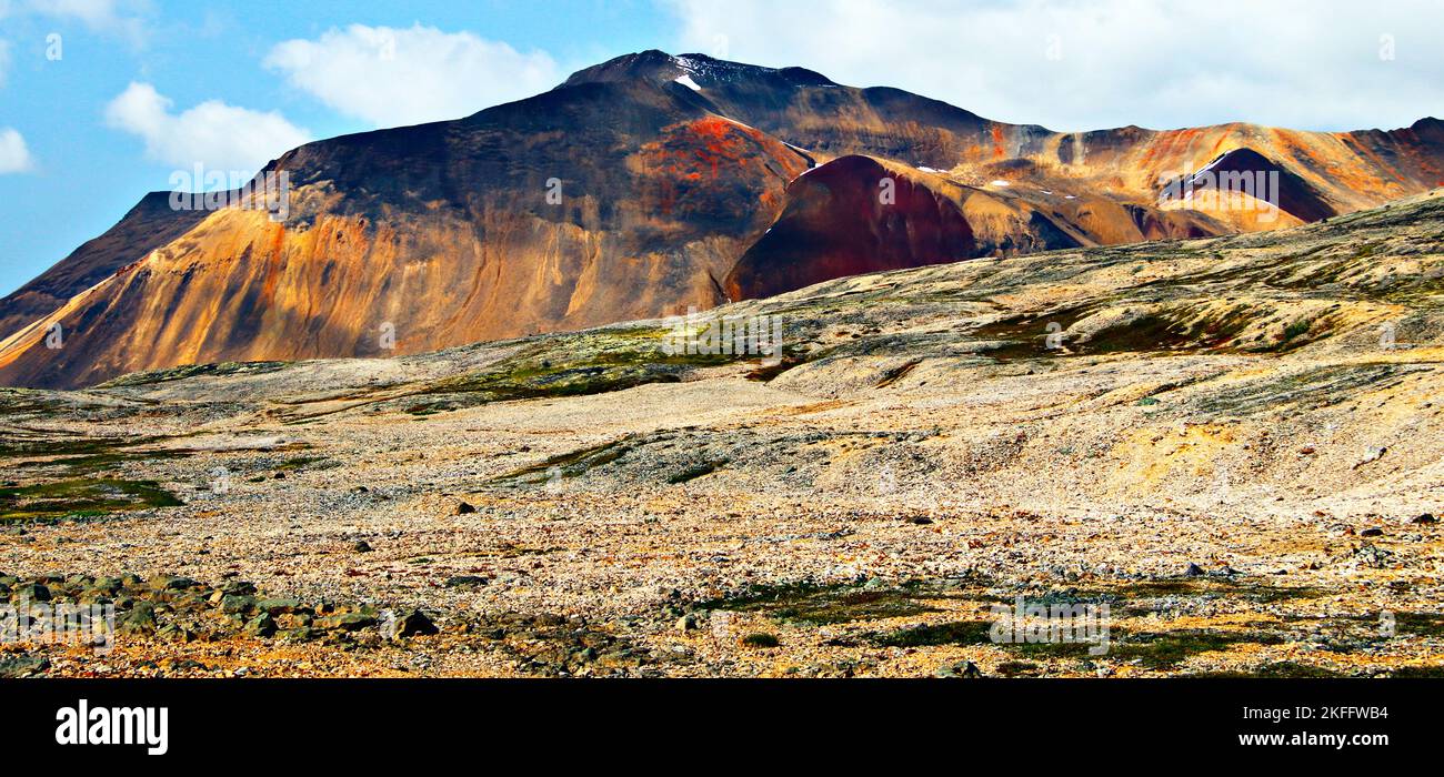 Hintergrund für unseren ersten Campingplatz auf dem kleinen arktischen Plateau der Spectrum Range im Mount Edziza Provincial Park. Stockfoto