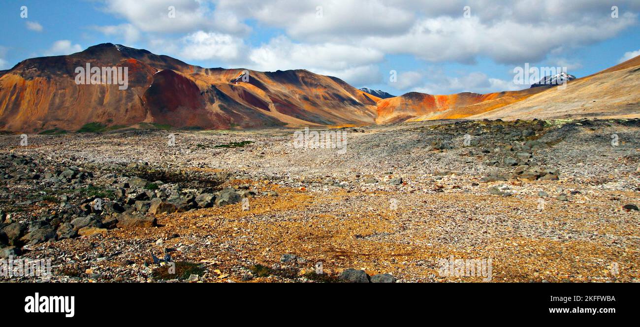 Hintergrund für unseren ersten Campingplatz auf dem kleinen arktischen Plateau der Spectrum Range im Mount Edziza Provincial Park. Stockfoto