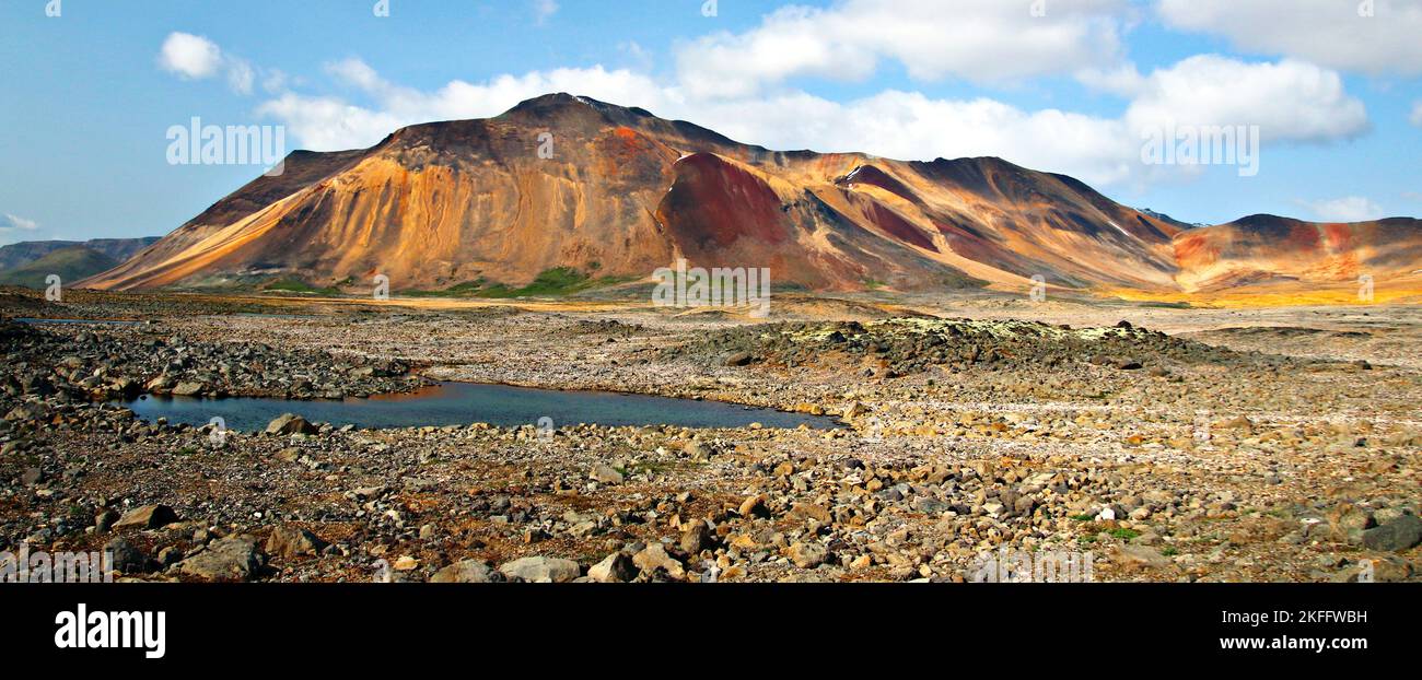 Hintergrund für unseren ersten Campingplatz auf dem kleinen arktischen Plateau der Spectrum Range im Mount Edziza Provincial Park. Stockfoto
