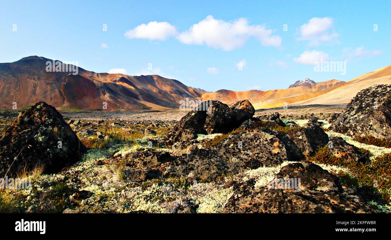 Hintergrund für unseren ersten Campingplatz auf dem kleinen arktischen Plateau der Spectrum Range im Mount Edziza Provincial Park. Stockfoto
