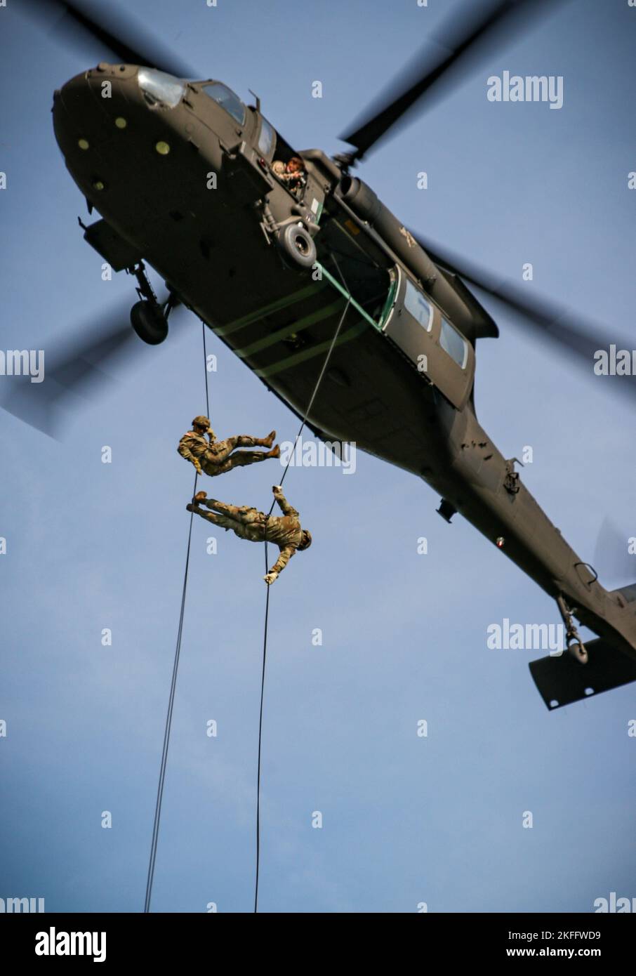US-Soldaten rappeln am 14. September 2022 von einem Hubschrauber der UH-60 Black Hawk in Camp Dodge in Johnston, Iowa, ab. Fast 30 Soldaten und Luftwaffe nahmen an einem Rappel-Masterkurs Teil, der von einem mobilen Trainingsteam des Warrior Training Center der Army National Guard in Fort Benning, Georgia, veranstaltet wurde. Stockfoto