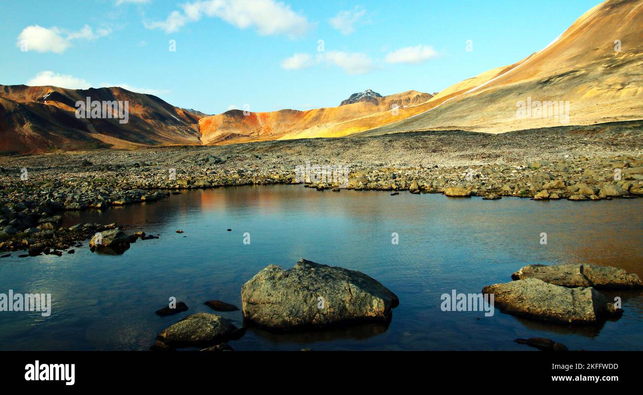 Hintergrund für unseren ersten Campingplatz auf dem kleinen arktischen Plateau der Spectrum Range im Mount Edziza Provincial Park. Stockfoto