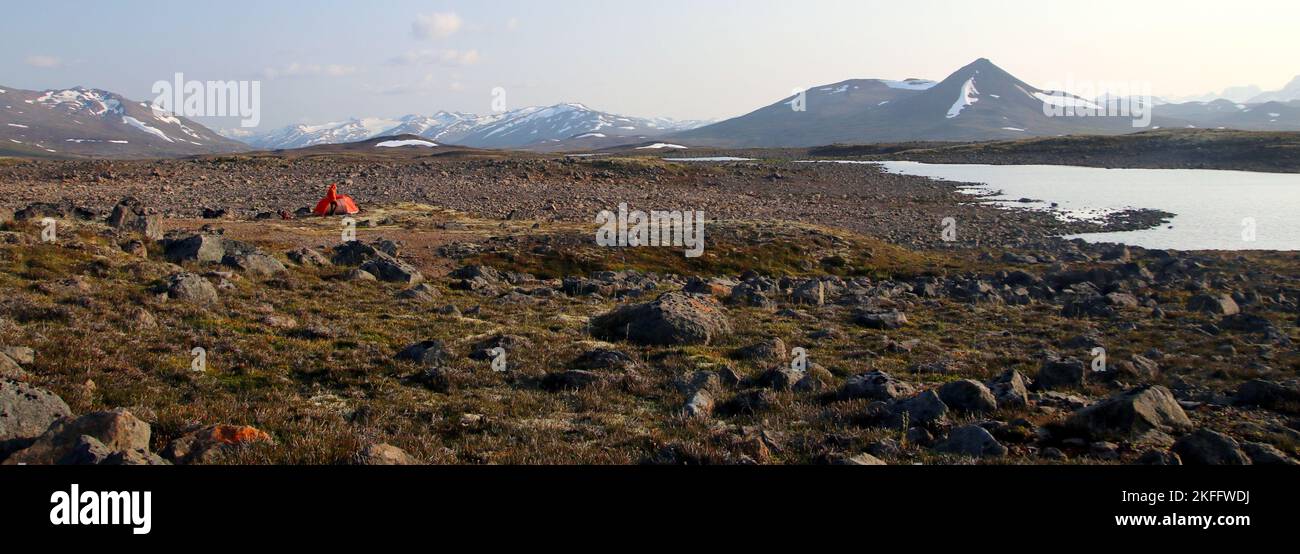 Die Pacific Coastal Range ist unsere Kulisse für unseren ersten Campingplatz auf dem kleinen arktischen Plateau des Spectrum Range im Mount Edziza Provincial Park. Stockfoto