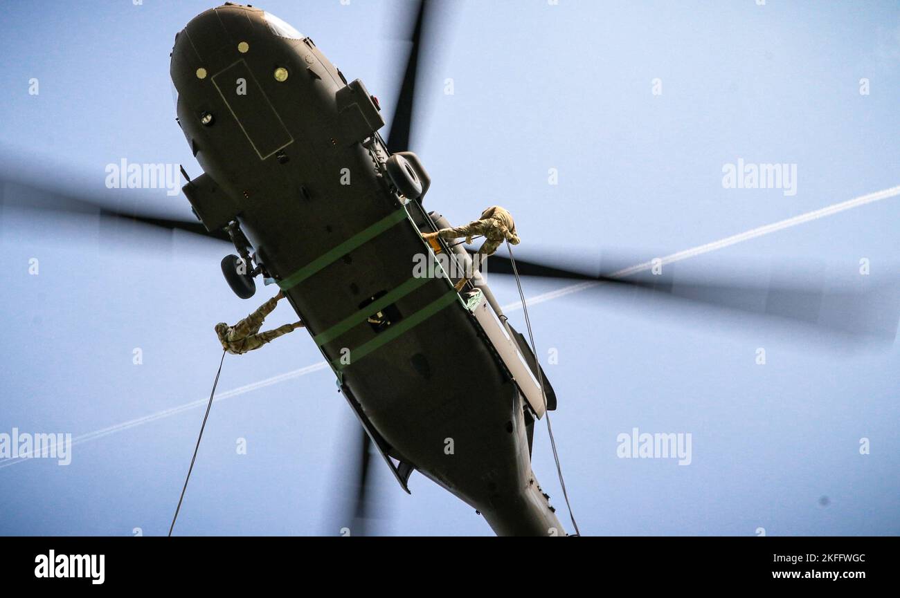 US-Soldaten bereiten sich darauf vor, am 14. September 2022 von einem Hubschrauber der UH-60 Black Hawk in Camp Dodge in Johnston, Iowa, abzuseilen. Fast 30 Soldaten und Luftwaffe nahmen an einem Rappel-Masterkurs Teil, der von einem mobilen Trainingsteam des Warrior Training Center der Army National Guard in Fort Benning, Georgia, veranstaltet wurde. Stockfoto