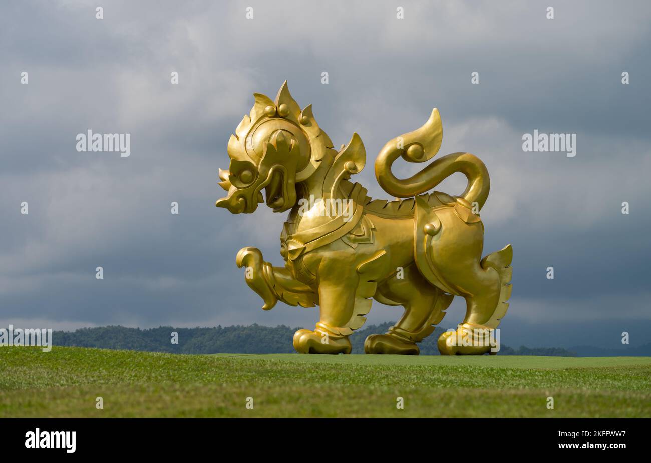 Chiang Rai, Thailand. 18. November 2022; Singha-Statue. Eine große goldene Löwenstatue, die auf grünem Gras im Singha Park steht. Stockfoto