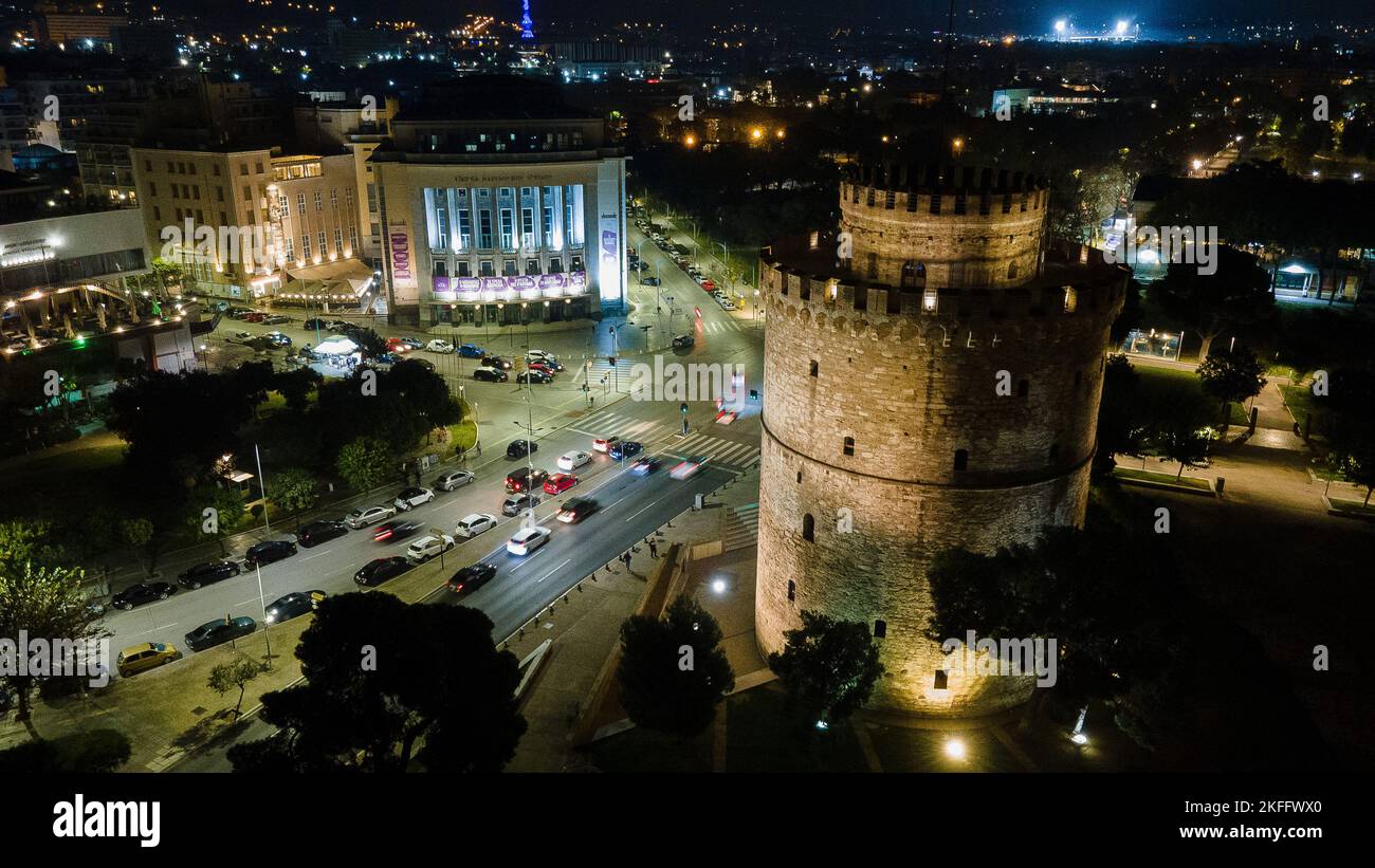Der berühmte Weiße Turm von Thessaloniki bei Nacht Stockfoto