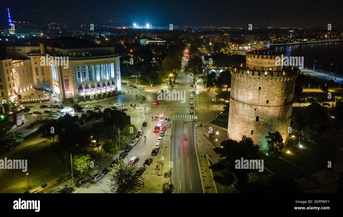 Der berühmte Weiße Turm von Thessaloniki bei Nacht Stockfoto