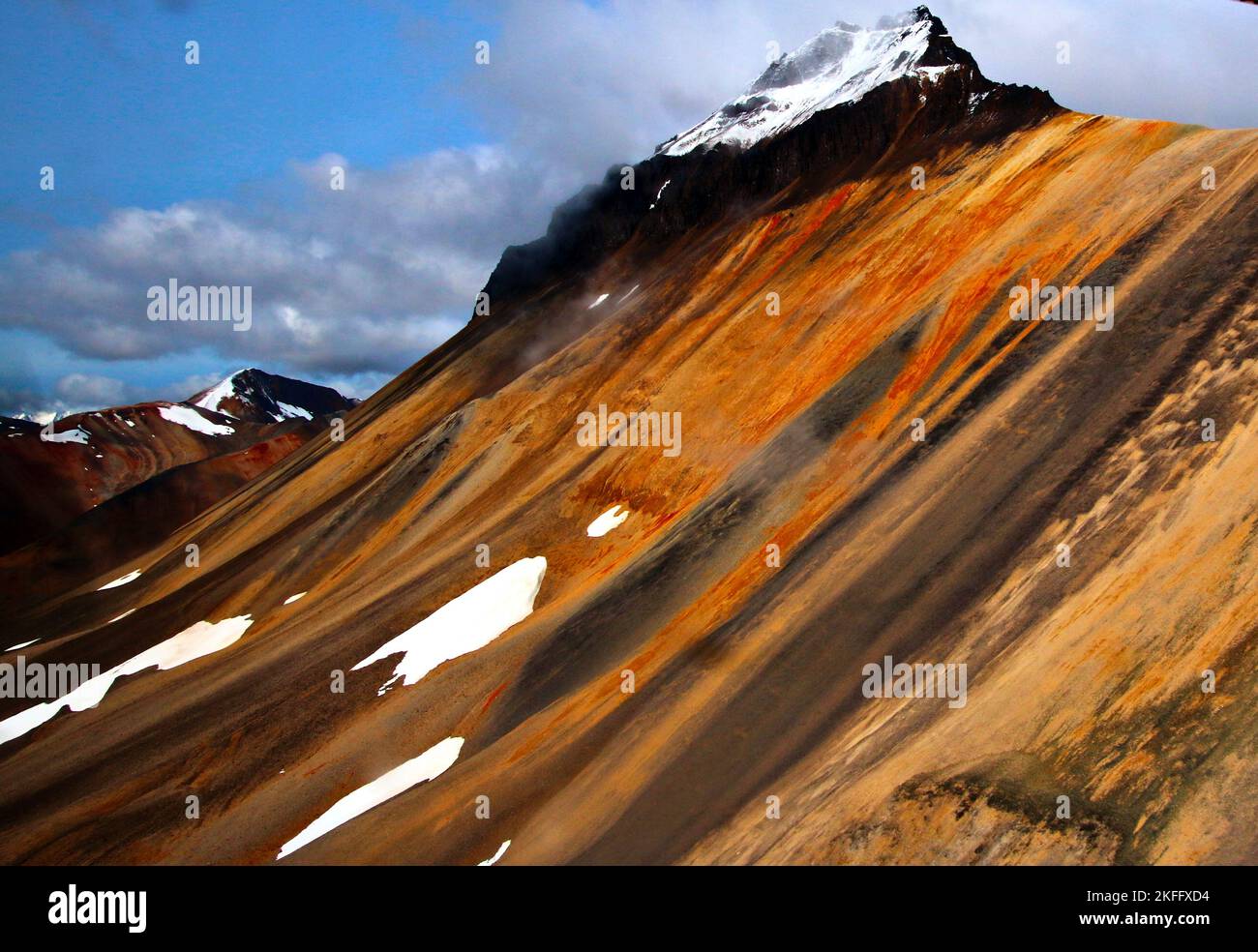 Die Natur in ihrer ganzen Schönheit, während das Farbmuster die Spectrum Range im Mount Edziza Provincial Park überschwemmen Stockfoto