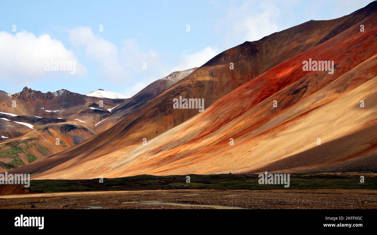 Farbige Regenbögen im Spectrum Range des Mount Edziza Provincial Park Stockfoto