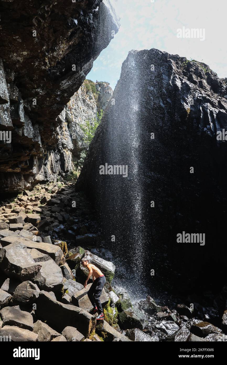 Wasserfall, La Cascade du Deroc, August, Sommer, in der Nähe von Nasbinals, Süd, von, Frankreich, Französisch. MODELL FREIGEGEBEN Stockfoto