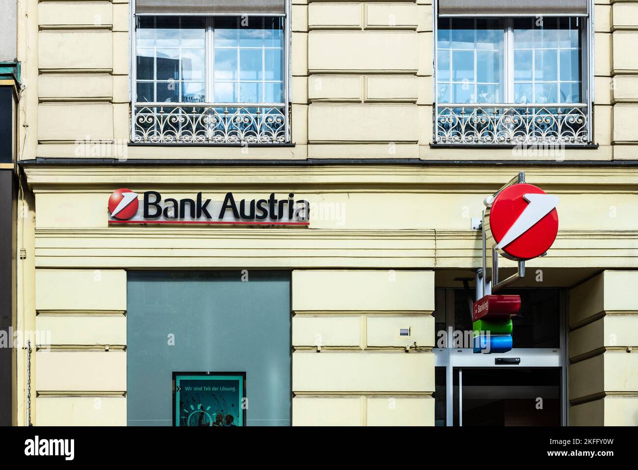 Wien, Österreich - 16. Oktober 2022: Fassade und Logo der Bank Austria in Wien, Österreich Stockfoto