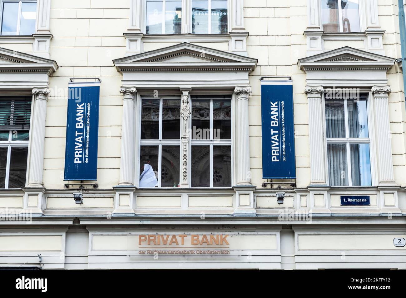 Wien, Österreich - 14. Oktober 2022: Fassade der PRIVATBANK der Raiffeisenlandesbank Oberösterreich in der Operngasse, Wien, Österreich Stockfoto
