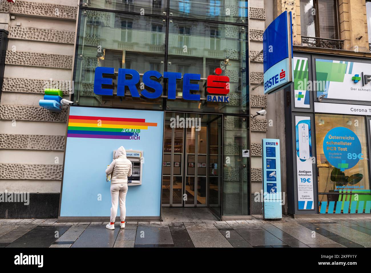 Wien, Österreich - 14. Oktober 2022: Fassade und Logo der Ersten Bank mit LGBT-Flagge und Menschen in Wien, Österreich Stockfoto