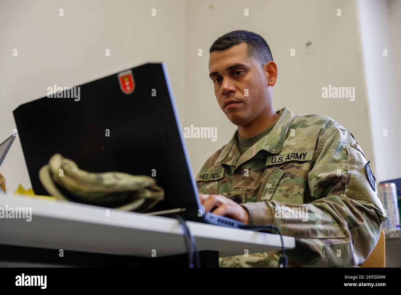 US Army Sgt. Eliezer Meléndez, ein NCO für öffentliche Angelegenheiten, der der Abteilung für mobile öffentliche Angelegenheiten von 113. der Nationalgarde der Armee von Puerto Rico zugewiesen wurde, arbeitet an seinem Computer in Bolesławiec, Polen, am 15. September 2022. Die Mobile Public Affairs-Abteilung von 113. ist unter anderem der Infanterie-Division von 1. zugeordnet und feiert den hispanischen Monat des Erbes und erinnert an Hispanics, die in der gesamten US-Militärgeschichte gedient haben. Stockfoto