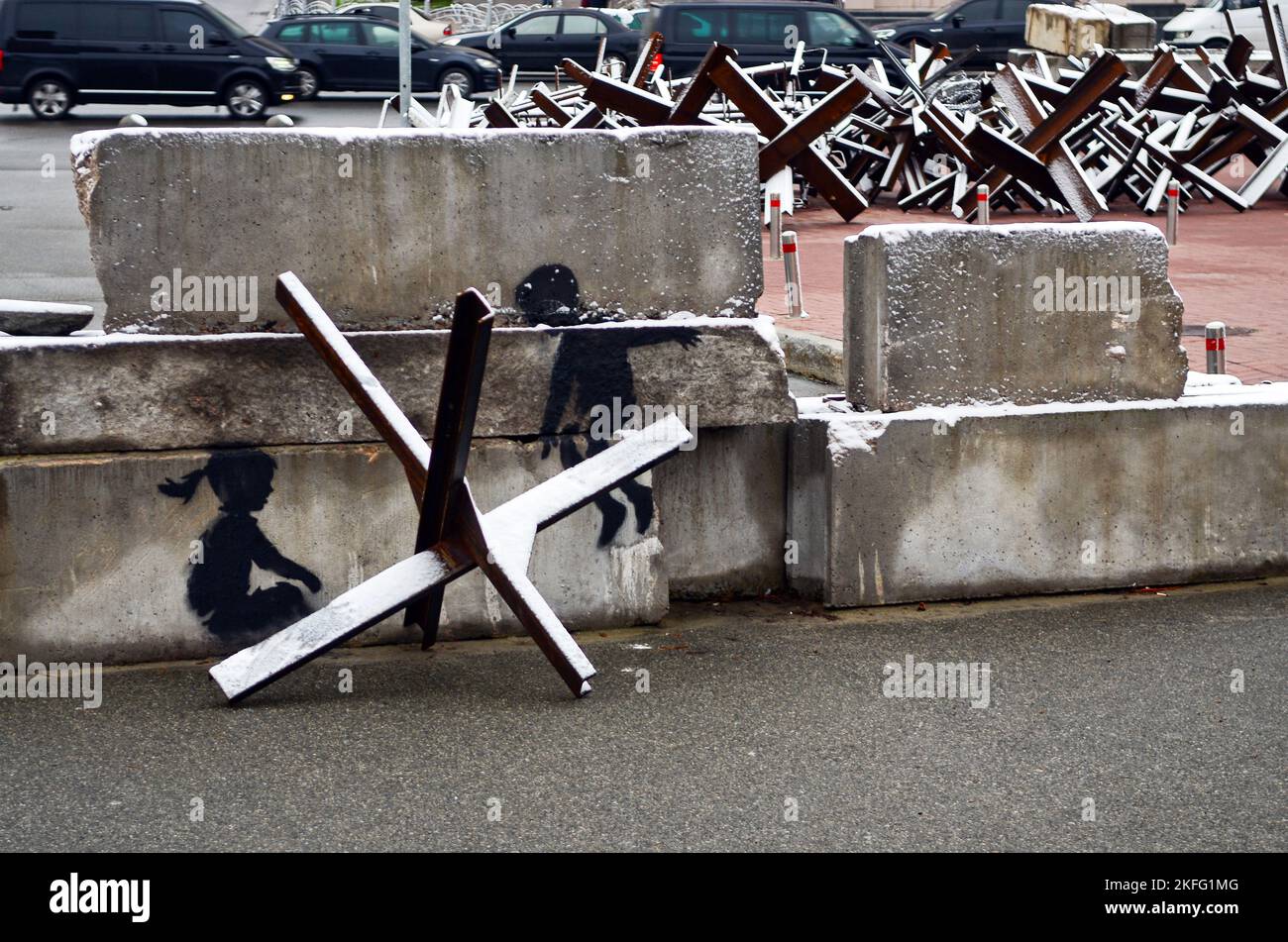 Nicht exklusiv: KIEW, UKRAINE - 17. NOVEMBER 2022 - der in England lebende Straßenkünstler Banksy hat ein Panzerabwehrhindernis (tschechischer Igel) auf dem Maidan verwandelt Stockfoto