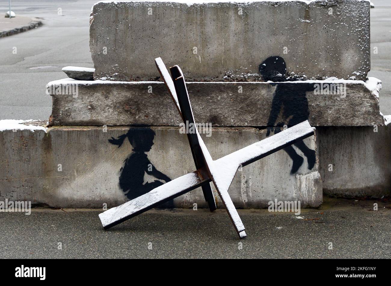 Nicht exklusiv: KIEW, UKRAINE - 17. NOVEMBER 2022 - der in England lebende Straßenkünstler Banksy hat ein Panzerabwehrhindernis (tschechischer Igel) auf dem Maidan verwandelt Stockfoto
