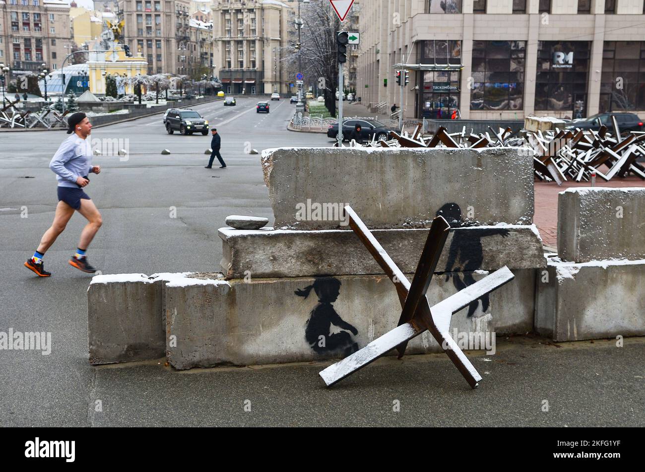 Nicht exklusiv: KIEW, UKRAINE - 17. NOVEMBER 2022 - der in England lebende Straßenkünstler Banksy hat ein Panzerabwehrhindernis (tschechischer Igel) auf dem Maidan verwandelt Stockfoto