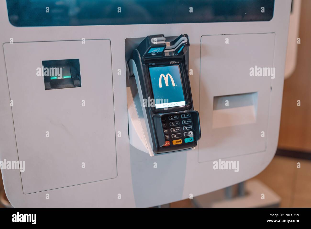 Valencia, Spanien: 16. Oktober 2022: Zahlungsterminal am Kiosk, um Essen im McDonald's Restaurant zu bestellen Stockfoto