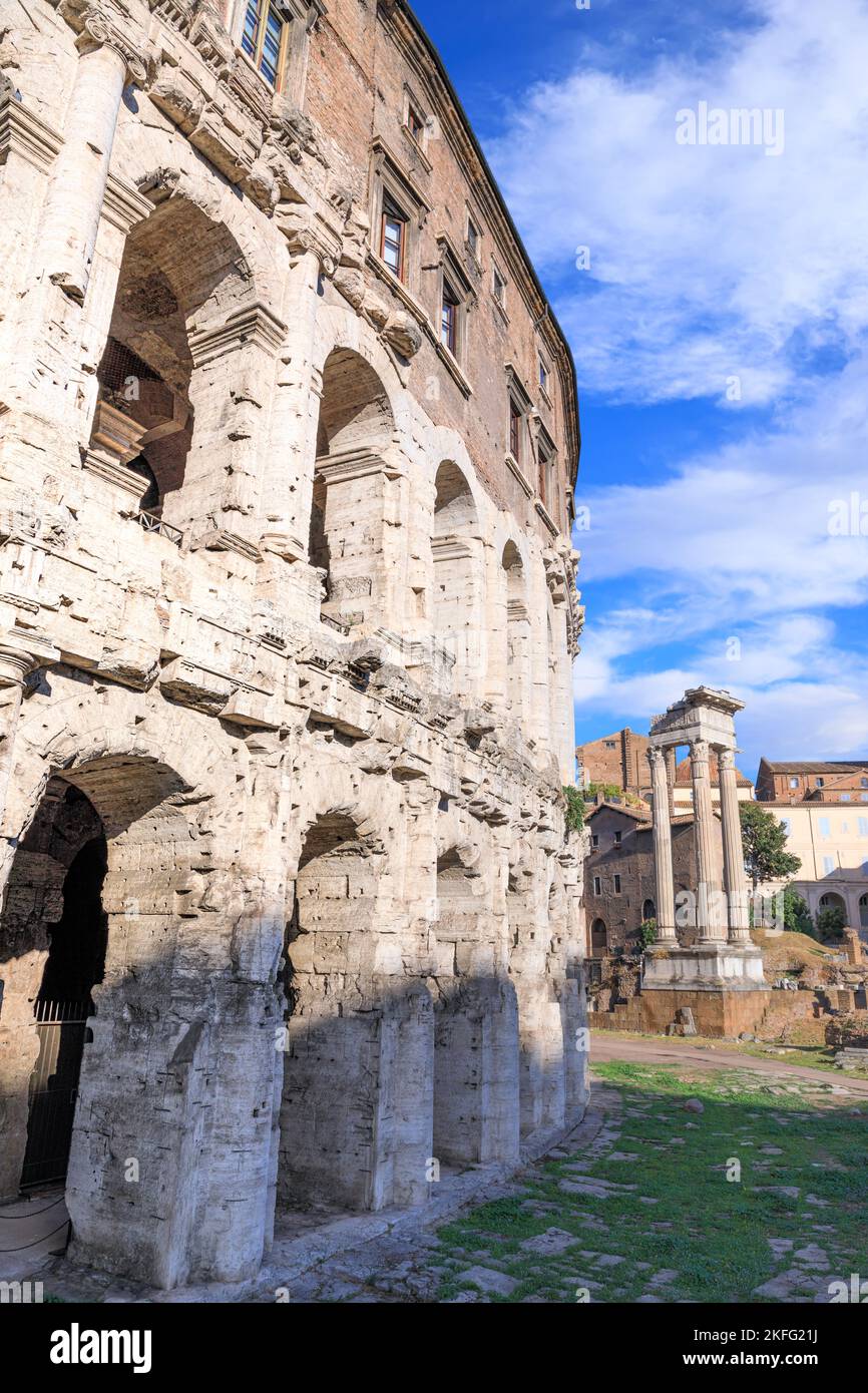 Das Theater von Marcellus (Teatro Marcello) in Italien, das größte Freilichttheater im antiken Rom. Rechts die Ruinen des Tempels von Apollo Sosianus. Stockfoto