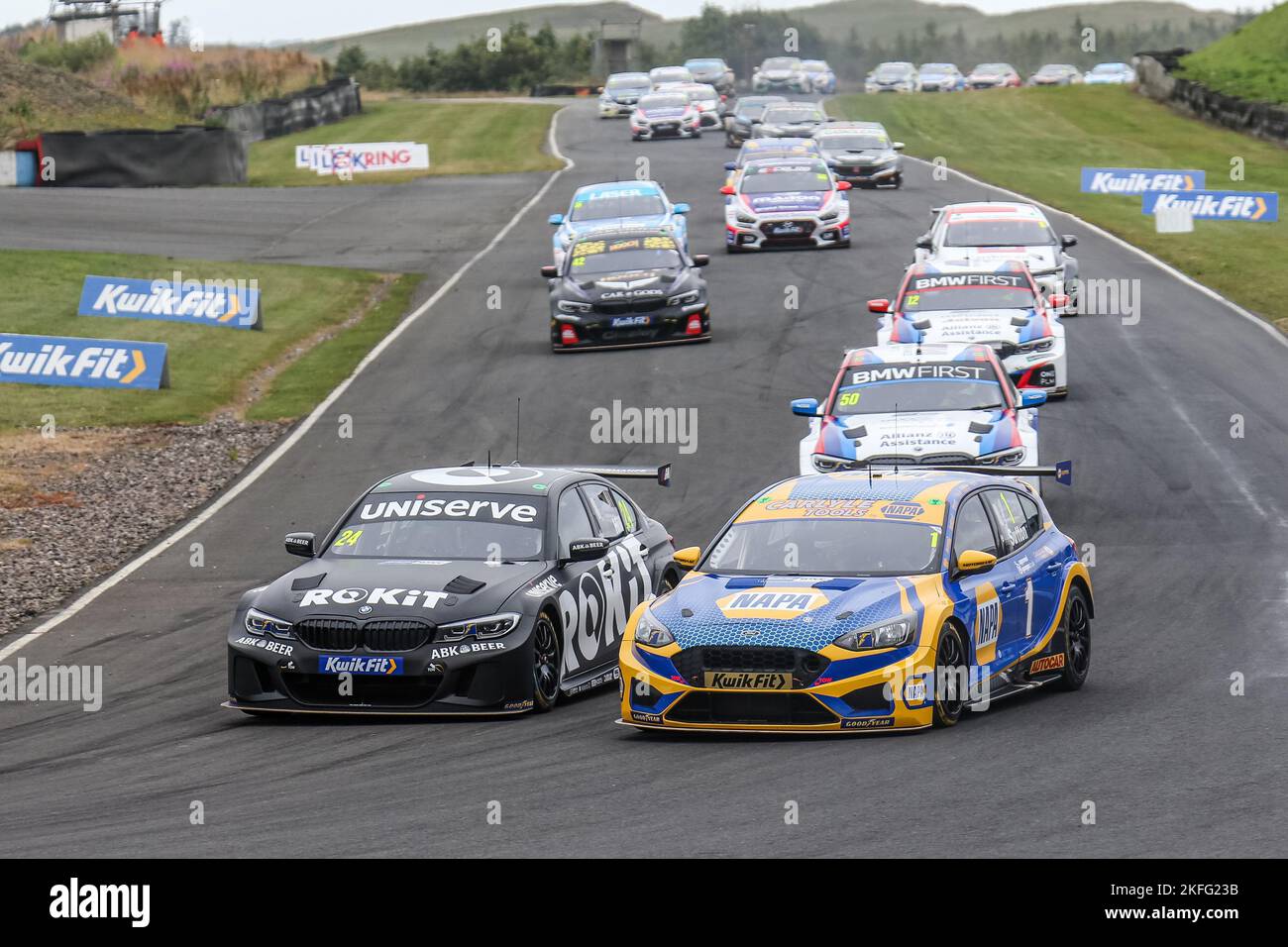 24 Jake Hill ROKIT MB Motorsport BMW 330i und 1 Ash Sutton NAPA Racing UK Ford Focus kämpft um die Führung Stockfoto