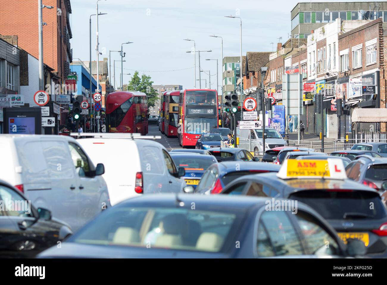 Doppeldeckerbusse sind in und um einen verstopften Kreisverkehr in Barking, East London, am Morgen zu sehen, als der nationale Eisenbahnstreik im Gange ist. Stockfoto