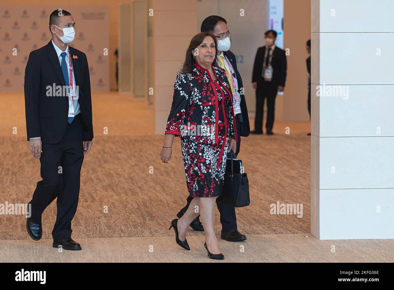Bangkok, Thailand. 18.. November 2022. Die peruanische Vizepräsidentin Dina Boluarte nimmt am APEC Leaders Dialogue im Queen Sirikit National Convention Center in Bangkok Teil. (Foto von Peerapon Boonyakiat/SOPA Images/Sipa USA) Quelle: SIPA USA/Alamy Live News Stockfoto